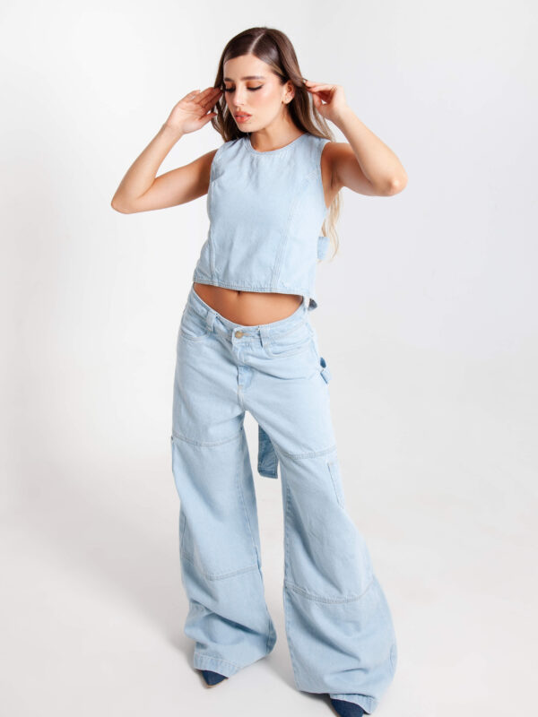 Blusa y pantalón en denim.