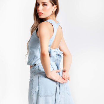 Blusa en denim con escote en espalda