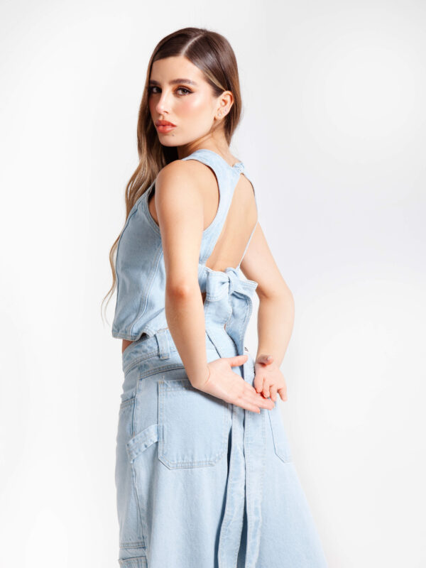 Blusa en denim con escote en espalda