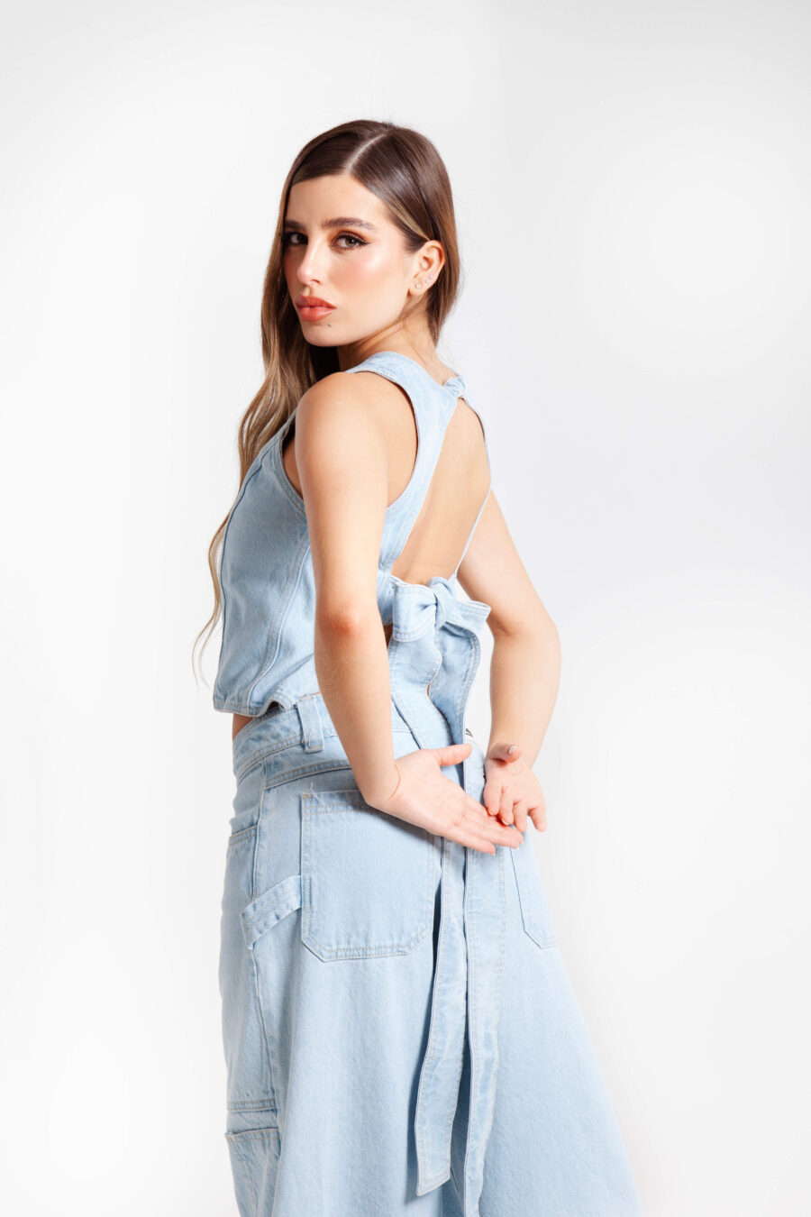 Blusa en denim con escote en espalda
