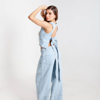 Blusa y pantalón en denim.