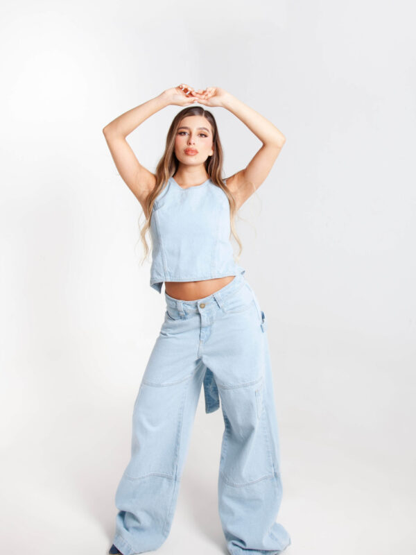 Blusa y pantalón en denim.