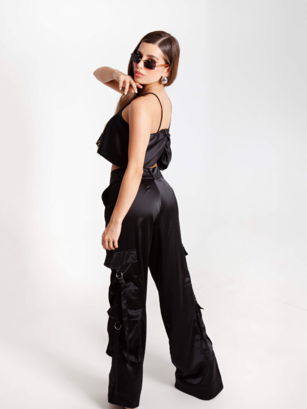 Pantalón tipo cargo negro con tela semi satinada