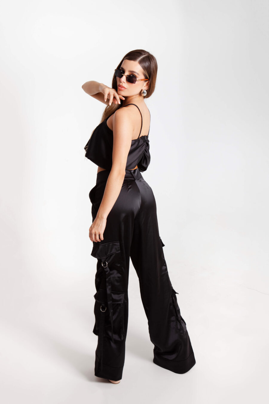 Pantalón tipo cargo negro con tela semi satinada