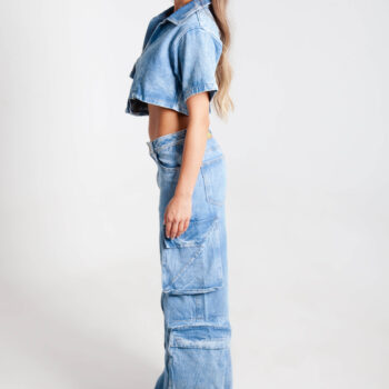 Pantalón tipo cargo en denim con maxi bolsillos.