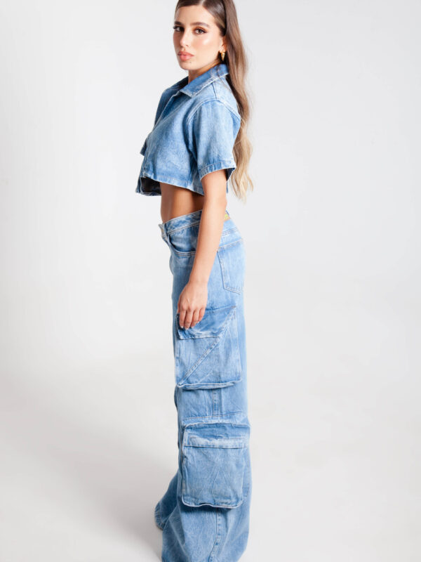 Pantalón tipo cargo en denim con maxi bolsillos.